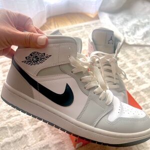 💎NWOT🔥Jordan White and Gray Athletic Shoes with Iconic Design💎